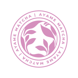Logo Ayame Matcha – różowy logotyp w kształcie koła z motywem liści herbaty.