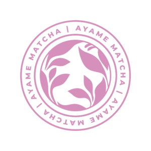 Logo Ayame Matcha – różowy logotyp w kształcie koła z motywem liści herbaty.