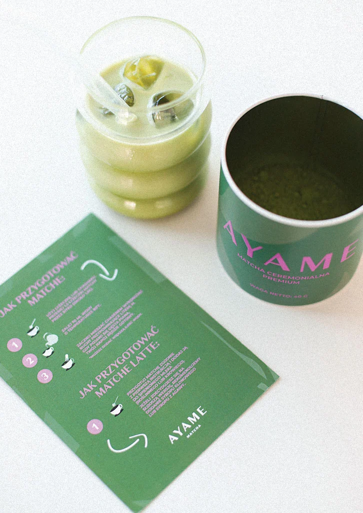 Instrukcja jak przygotować matcha latte krok po kroku obok puszki Ayame Matcha i gotowego napoju z lodem